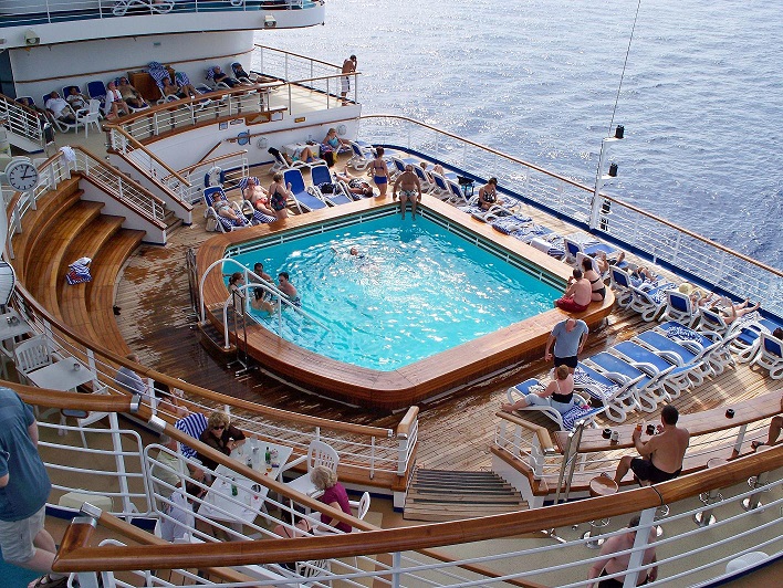 La Piscina de Popa tiene vistas panorámicas y es un lugar perfecto para disfrutar de la navegación... CRUCEROS PRINCESS CARIBBEAN PRINCESS CRUCEROS NORTE DE EUROPA PISCINAS